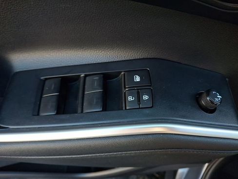 Used 2024 Toyota Highlander LE FWD image 27