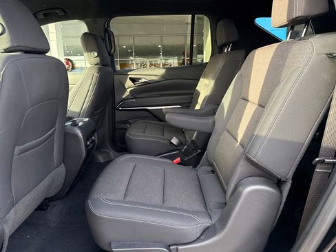 Used 2025 Chevrolet Traverse LT image 28