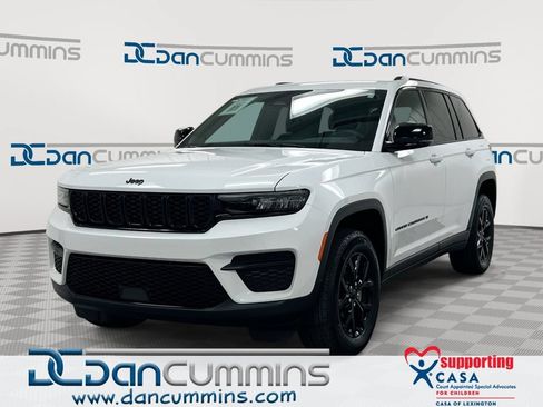 Used 2025 Jeep Grand Cherokee Altitude AWD/4WD image 1