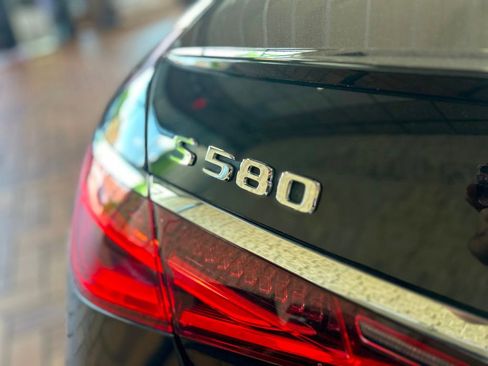 Used 2022 Mercedes-Benz S 580 4MATIC Sedan w/ AMG Line Package image 8