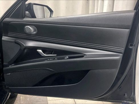 Used 2022 Hyundai Elantra Limited image 12