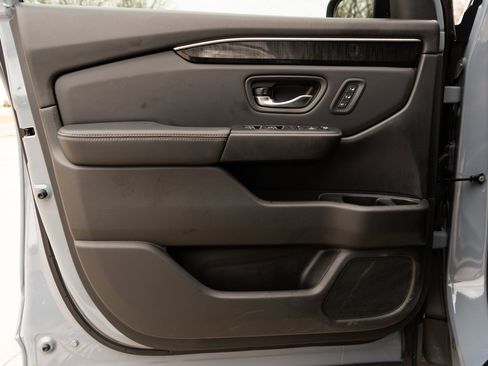 Certified 2025 Honda Pilot Elite image 38