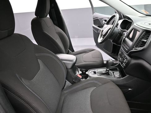Used 2019 Jeep Cherokee Latitude w/ Popular Appearance Group FWD image 29