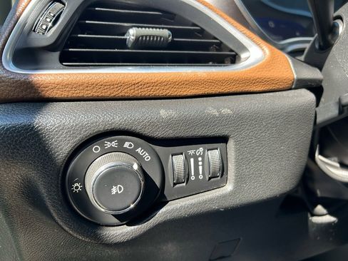 Used 2017 Chrysler Pacifica Limited w/ Advanced Safetytec Group image 14