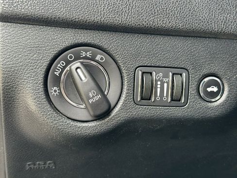 Used 2018 Chrysler 300 S image 29