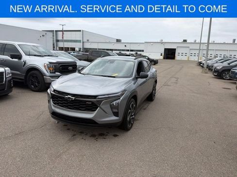 Used 2024 Chevrolet Trax RS w/ Driver Confidence Package FWD image 2