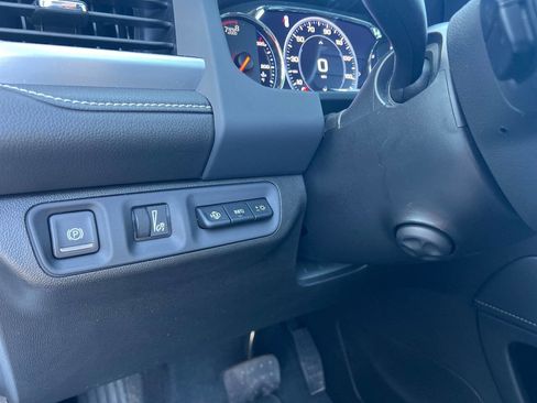 Used 2022 GMC Acadia SLT w/ Technology Package AWD/4WD image 9