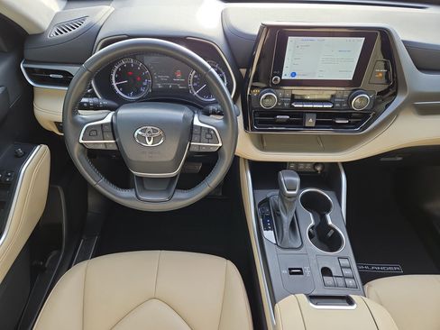 Used 2023 Toyota Highlander XLE image 14