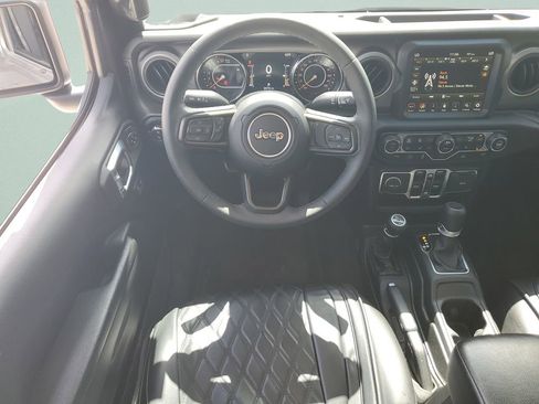 Used 2022 Jeep Gladiator Sport AWD/4WD image 12