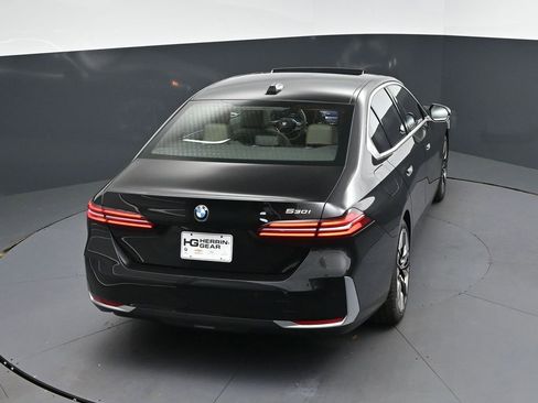 Certified 2025 BMW 530i image 34