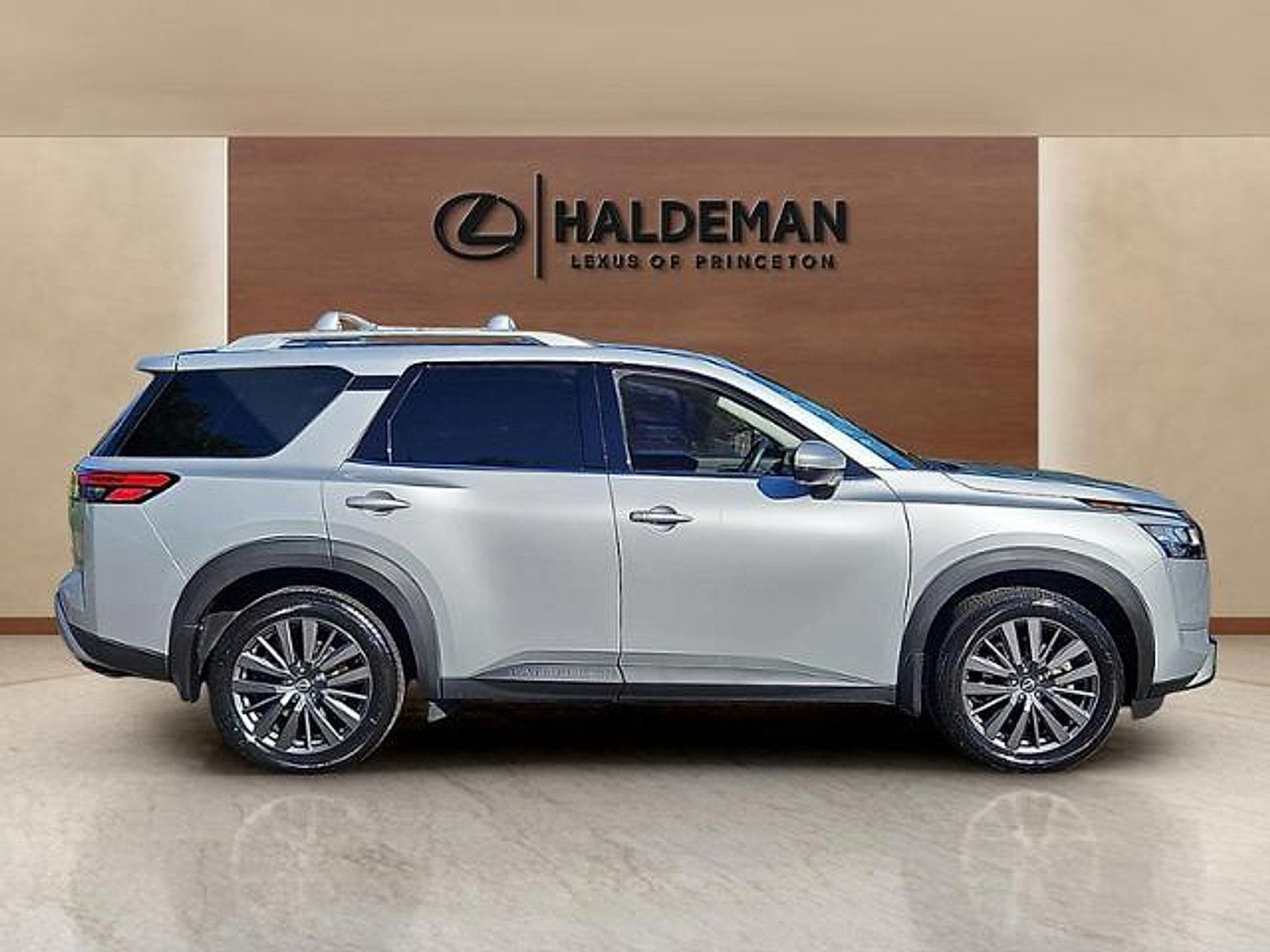 Used 2023 Nissan Pathfinder SL w/ SL Premium Package AWD/4WD image 7