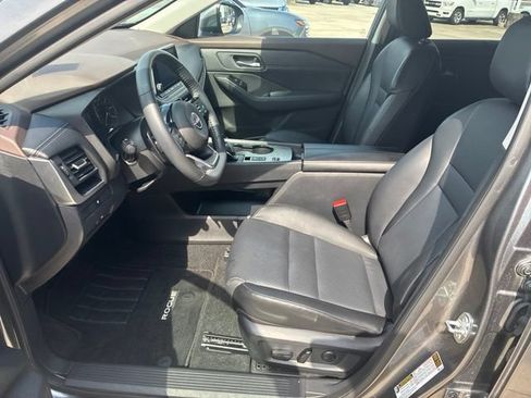 Used 2023 Nissan Rogue SV w/ SV Premium B Package FWD image 17
