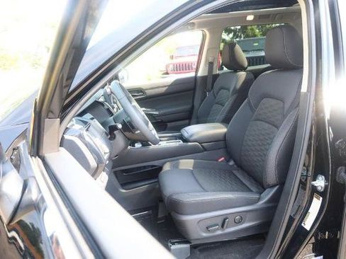 Certified 2025 Nissan Pathfinder SV w/ SV Premium Package FWD image 10