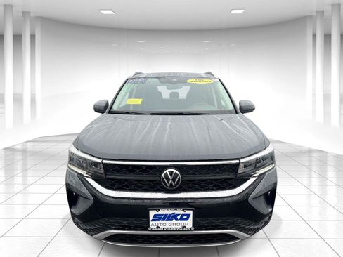 Certified 2023 Volkswagen Taos SE w/ Panoramic Sunroof Package AWD/4WD image 11
