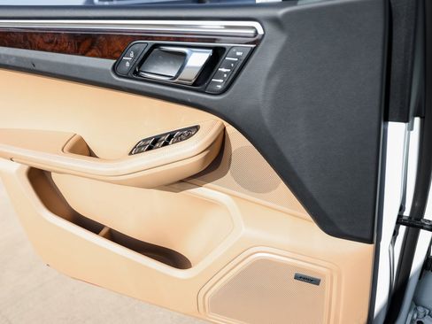 Used 2025 Porsche Macan image 23