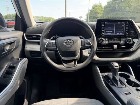 Used 2022 Toyota Highlander L FWD image 22