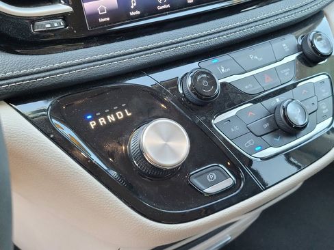 Used 2024 Chrysler Pacifica Limited FWD image 19