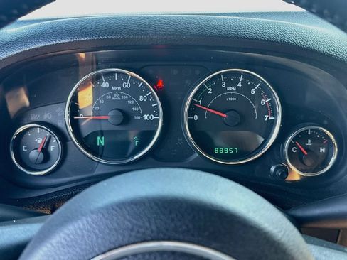 Used 2013 Jeep Wrangler Unlimited Sahara w/ Connectivity Group AWD/4WD image 12
