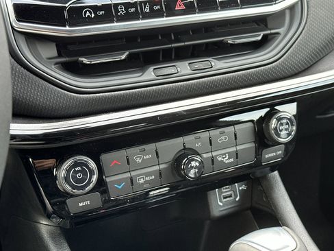 New 2026 Jeep Compass Latitude image 19