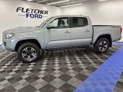 Used 2019 Toyota Tacoma TRD Sport image 3