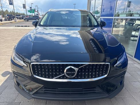 Used 2023 Volvo V60 B5 Cross Country Plus w/ Climate Package image 7