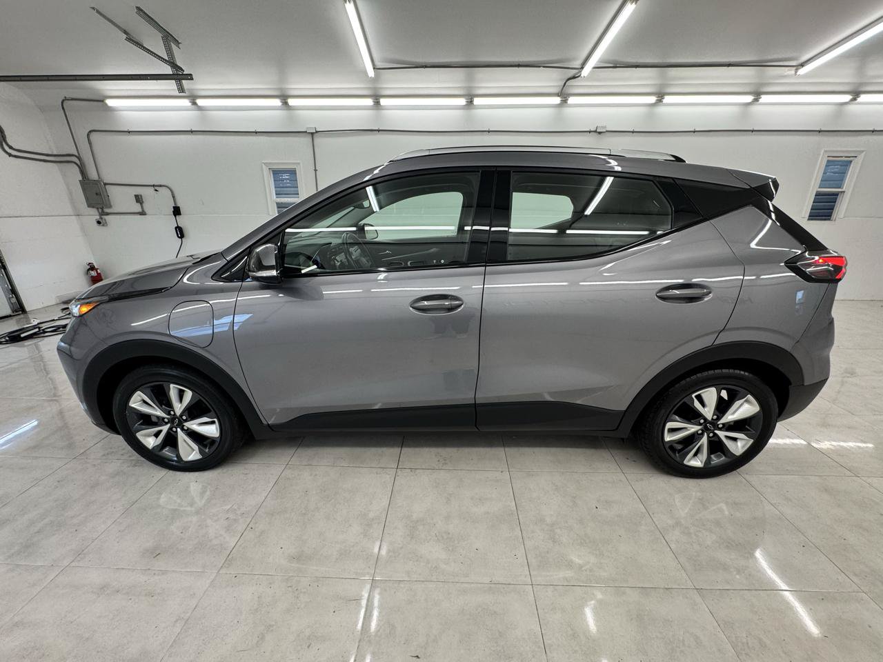 Used 2023 Chevrolet Bolt EUV LT w/ Convenience Package FWD image 8