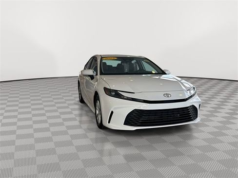 Used 2025 Toyota Camry LE image 3