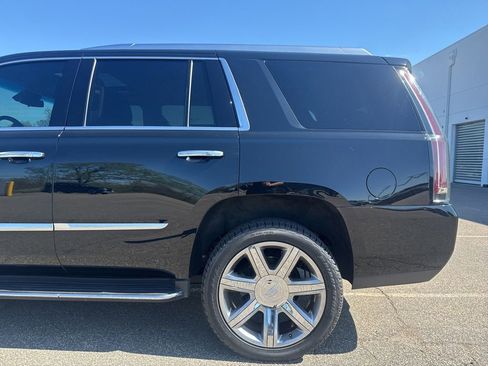 Used 2019 Cadillac Escalade Premium Luxury AWD/4WD image 7