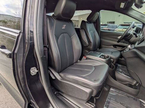 Used 2024 Chrysler Pacifica Touring-L w/ S Appearance Package image 30