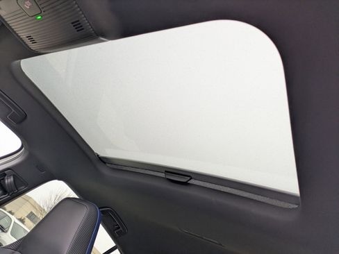 Used 2023 Volkswagen Golf R image 11