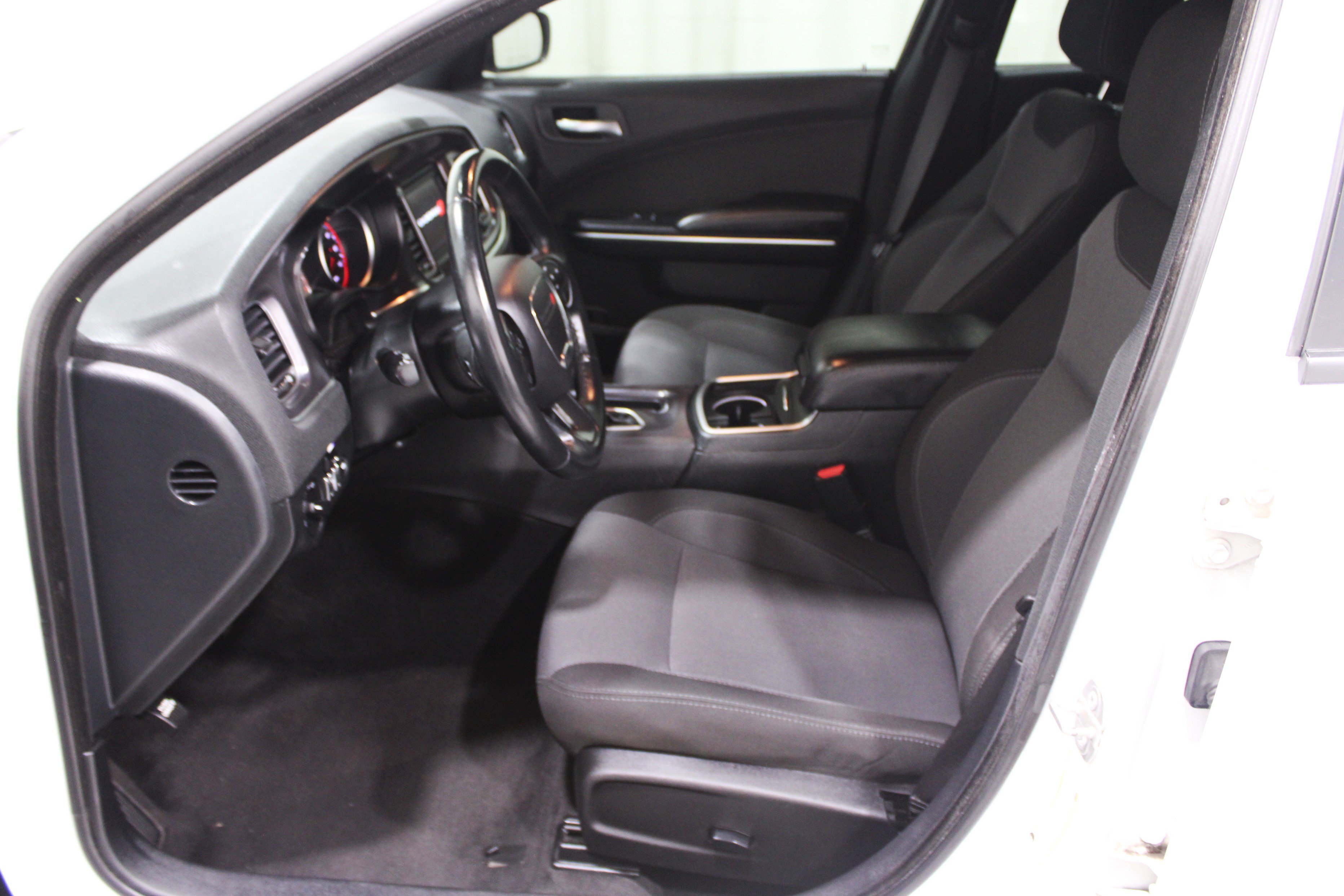 Used 2018 Dodge Charger SXT RWD image 3