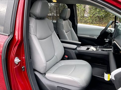 Certified 2026 Toyota Sienna XLE image 9