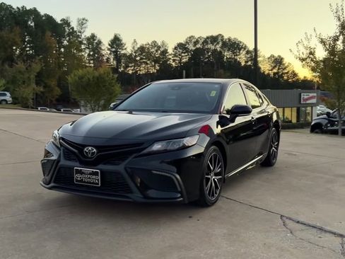 Used 2022 Toyota Camry SE image 2
