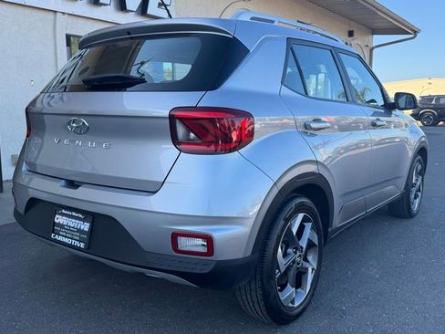 Used 2023 Hyundai Venue SEL image 4