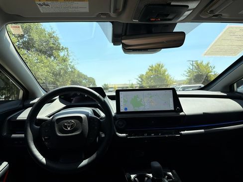 Used 2025 Toyota Prius FWD image 31