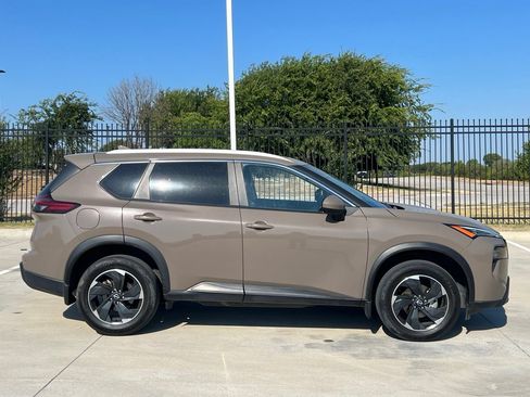 Used 2024 Nissan Rogue SV w/ SV Premium Package FWD image 3