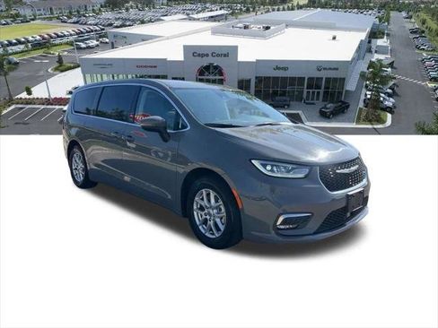 Certified 2023 Chrysler Pacifica Touring-L FWD image 11