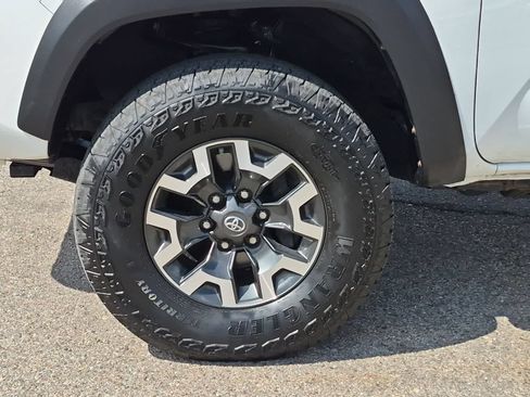Used 2019 Toyota Tacoma TRD Off-Road AWD/4WD image 14