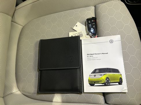 Used 2025 Volkswagen ID. Buzz 1st Edition image 20