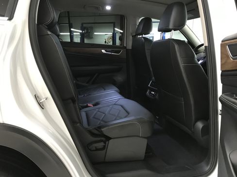 Used 2024 Volkswagen Atlas SE image 12