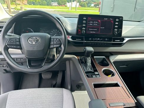 Used 2024 Toyota Sienna LE FWD image 12