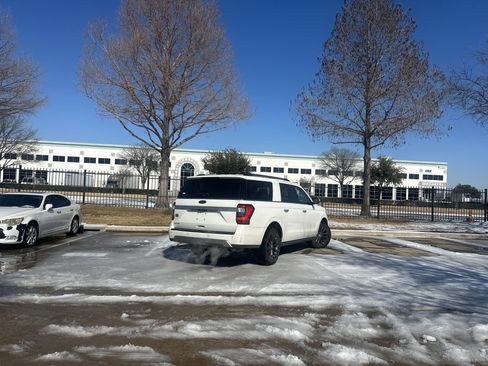 Used 2021 Ford Expedition Max Limited image 4