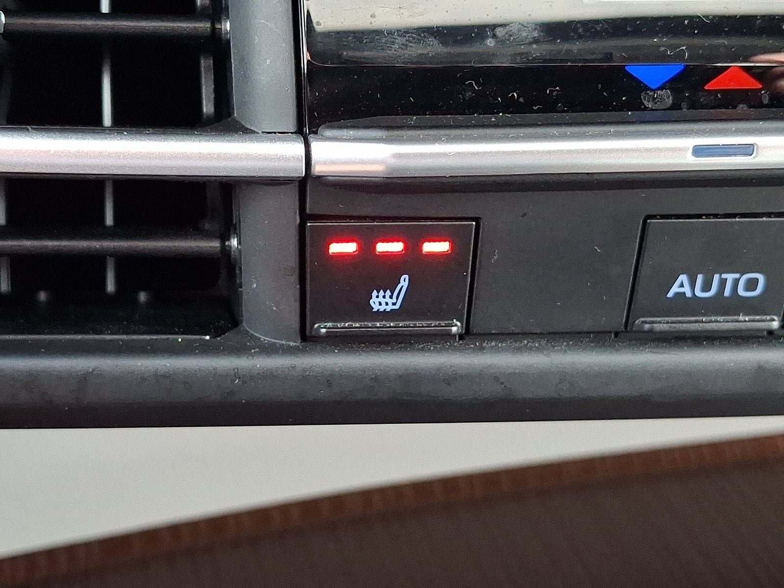 Used 2024 Toyota Sienna XLE FWD image 25