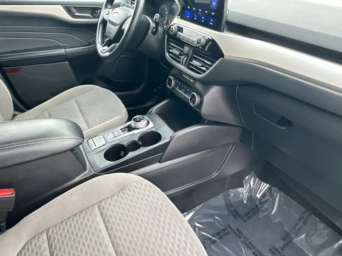 Certified 2022 Ford Escape SE w/ SE Sport Appearance Package image 17