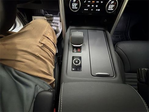 Used 2024 Land Rover Discovery Dynamic SE image 21