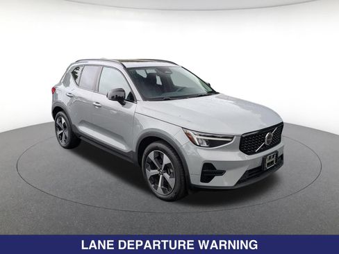 Used 2024 Volvo XC40 B5 Core AWD/4WD image 3