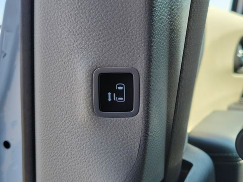 Used 2024 Chrysler Pacifica Touring-L FWD image 14