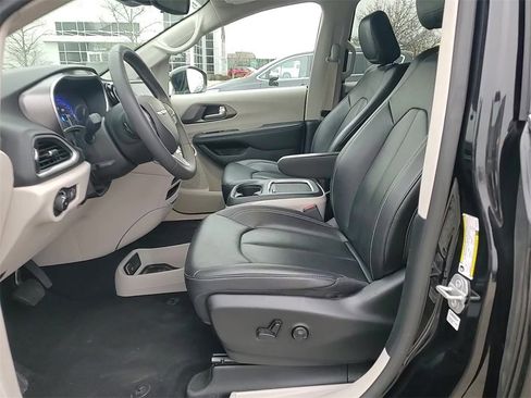 Used 2024 Chrysler Pacifica Touring-L image 12