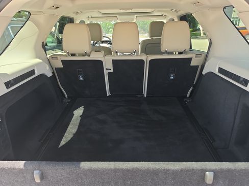 Used 2017 Land Rover Discovery HSE AWD/4WD image 6