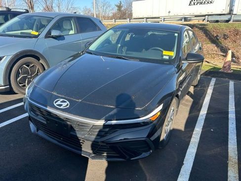 Used 2024 Hyundai Elantra Blue image 1